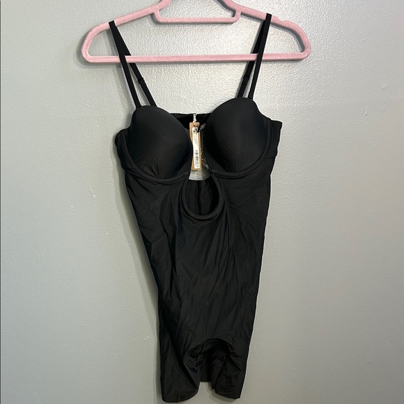SKIMS Other - SKIMS black Bodysuit deep plunge shapewear
